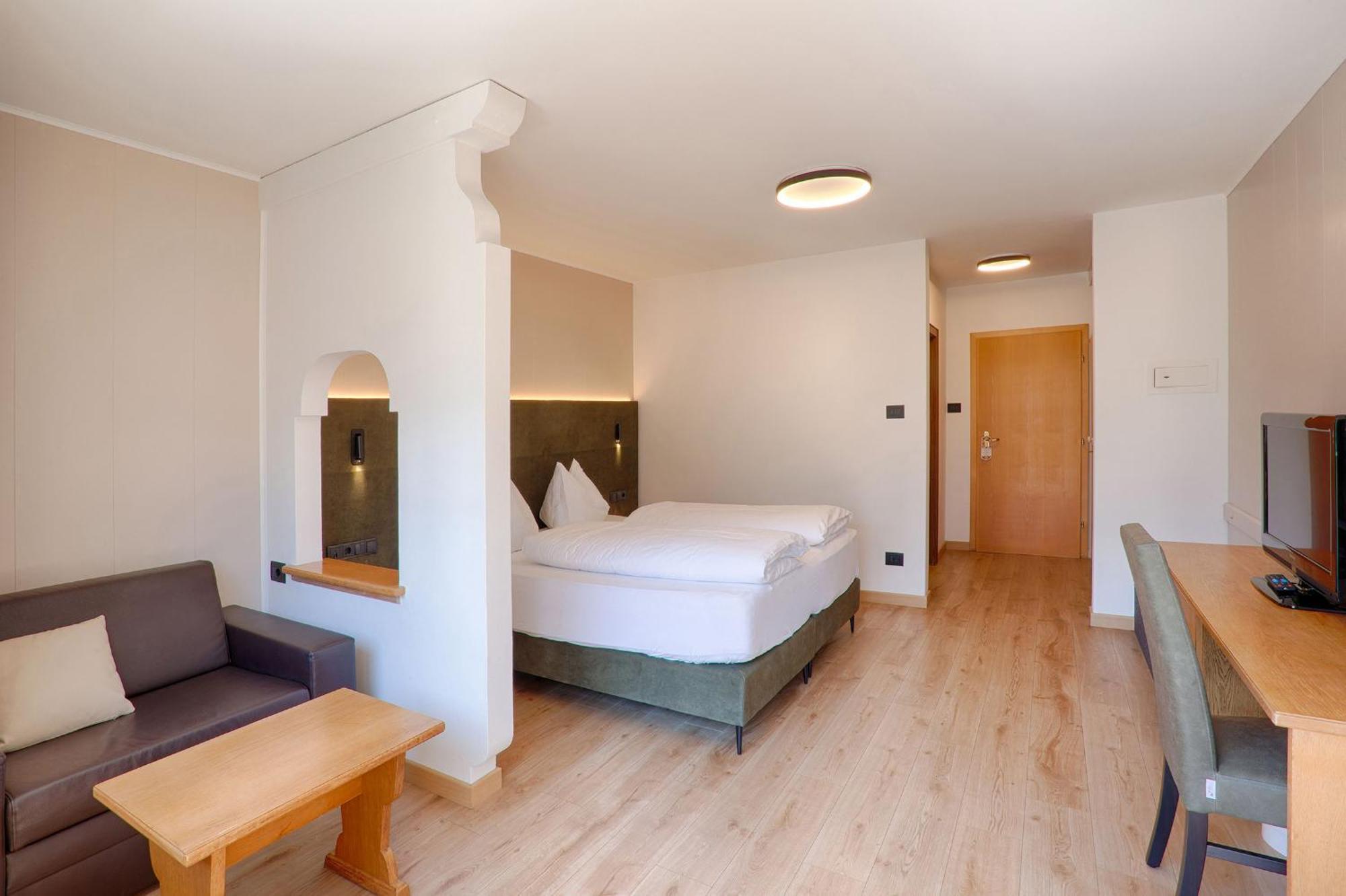 Hotel Lamm Naturns Exterior photo