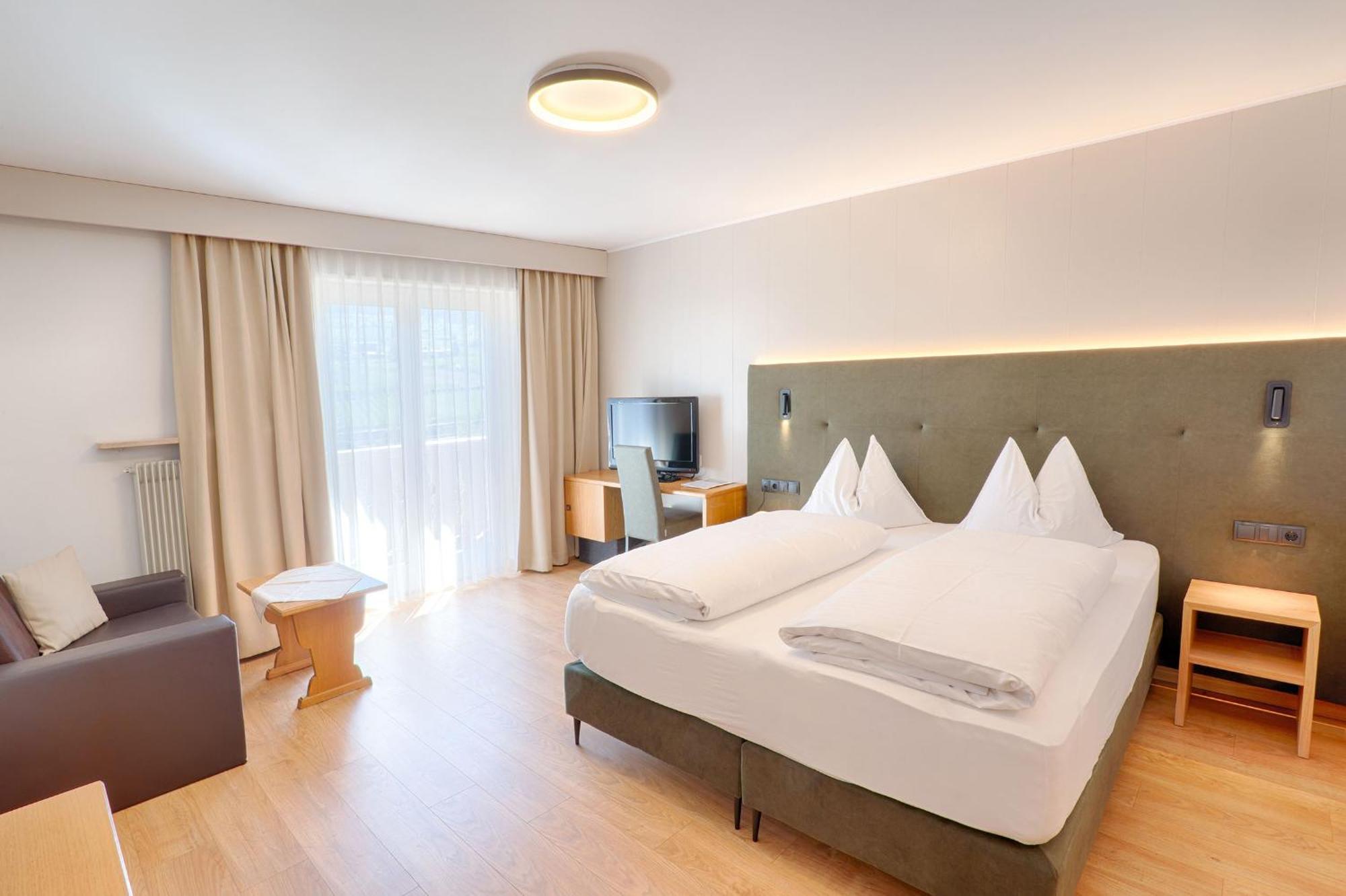 Hotel Lamm Naturns Exterior photo